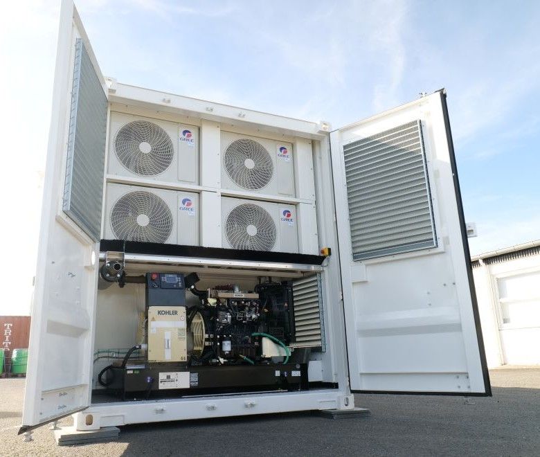 Porte ouverte et vue sur les climatisation et le générateur / Door open, with a view of the air conditioning units and the generator