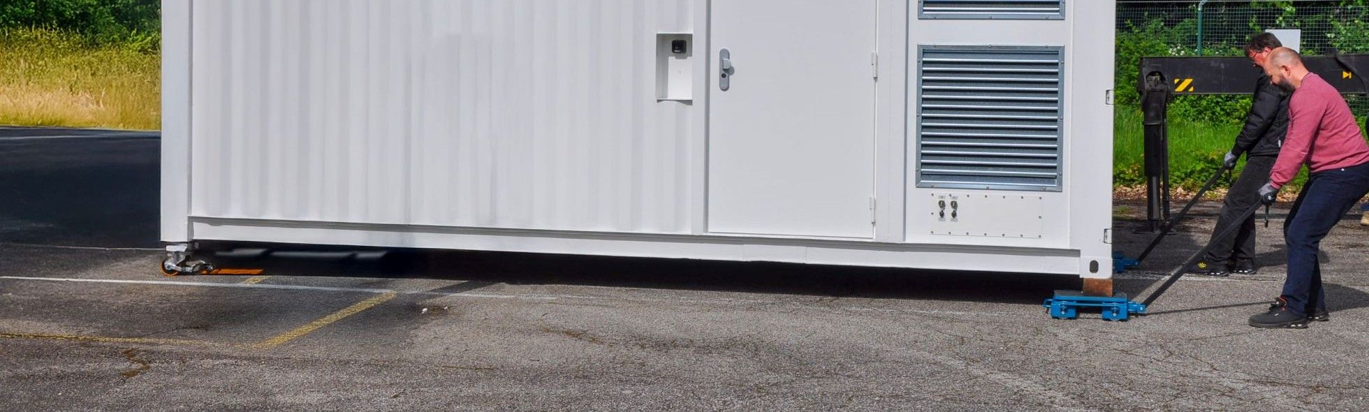 Data center en conteneur transporté avec un transpalette / Containerised data centre transported using a pallet truck