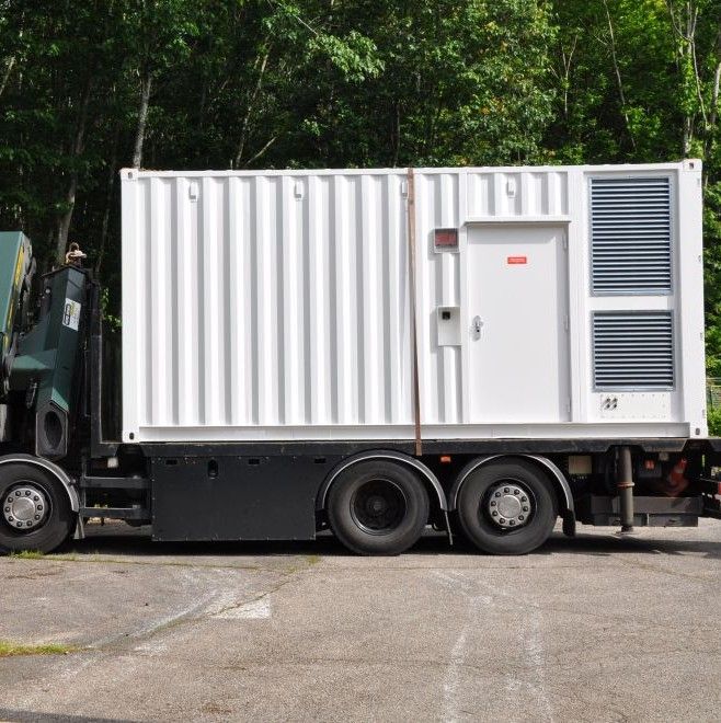 camion qui transporte un data center / a truck transporting a data centre