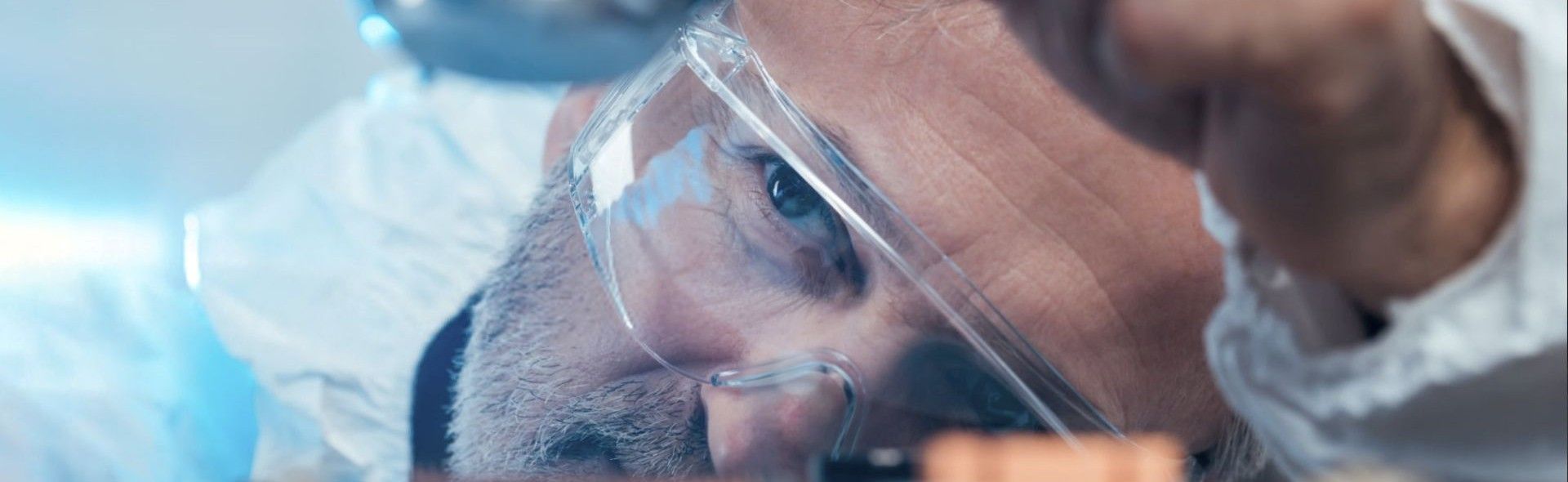 ingénieur qui assemble des composants électriques / an engineer who assembles electrical components