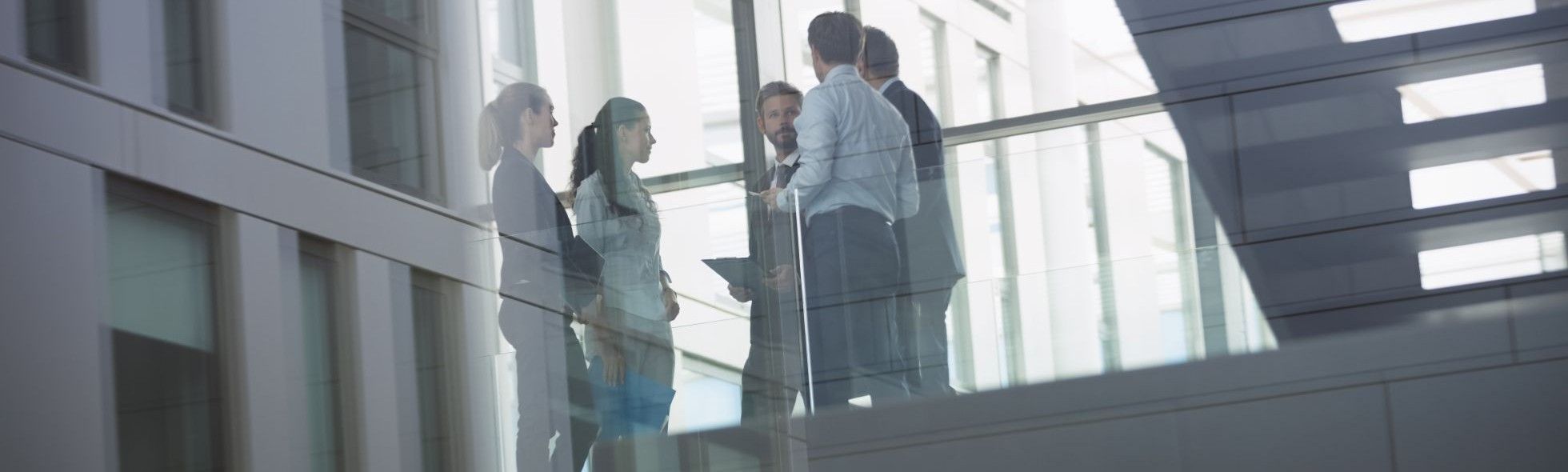 des hommes d'affaires en pleine discussion / businessmen discusing 