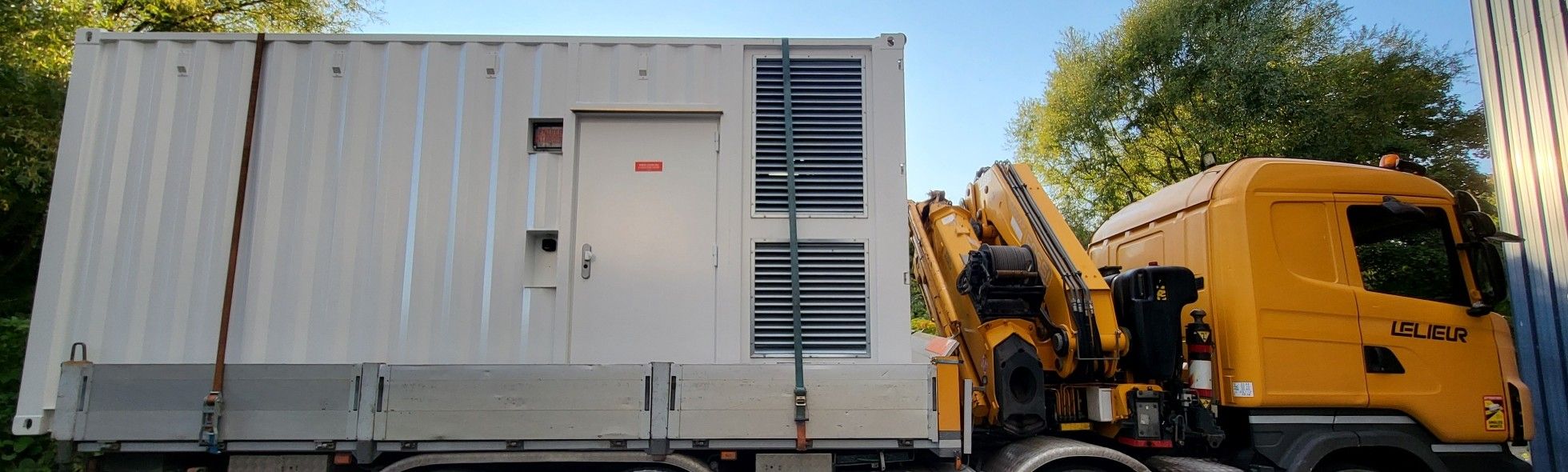 camion qui transporte un data center / a truck transporting a data centre