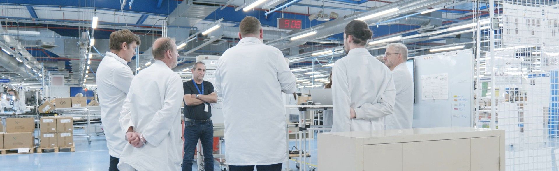 équipe de techniciens qui échangent / a team of technicians who exchange ideas