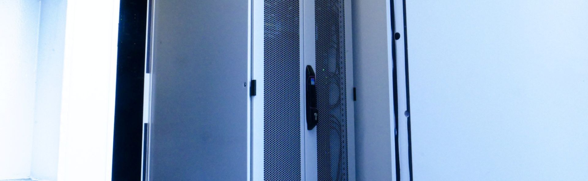 vue de la porte d'entrée d'un data center / view of the entrance to a data centre