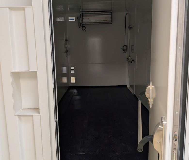 porte épaisse pour isolé le conteneur / thick door to insulate the container