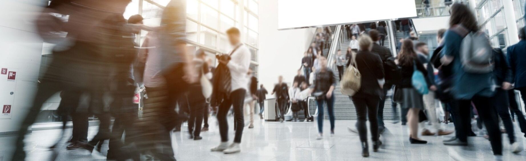 visiteurs dans le hall d'un événement / visitors in the lobby of an event