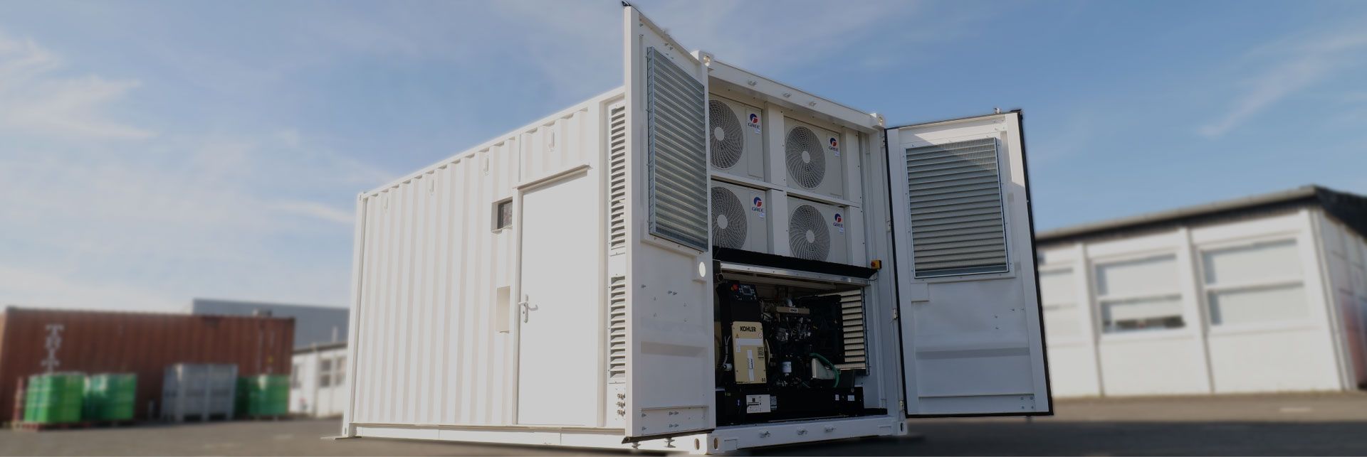 Porte ouverte et vue sur les climatisation et le générateur / Door open, with a view of the air conditioning units and the generator