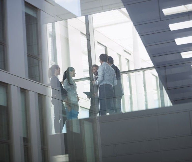 des hommes d'affaires en pleine discussion / businessmen discusing 