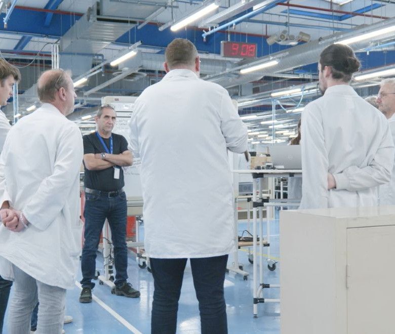 équipe de techniciens qui échangent / a team of technicians who exchange ideas