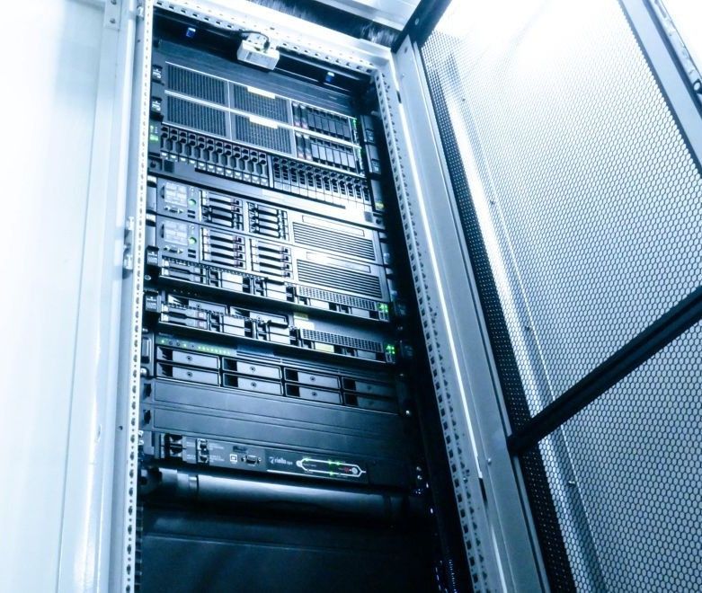 rack rempli de serveurs / rack full of servers